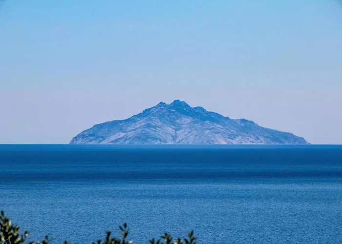 Sea View With Large Garden فيلة