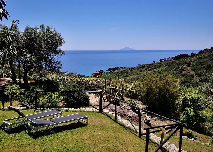 Sea View With Large Garden فيلة